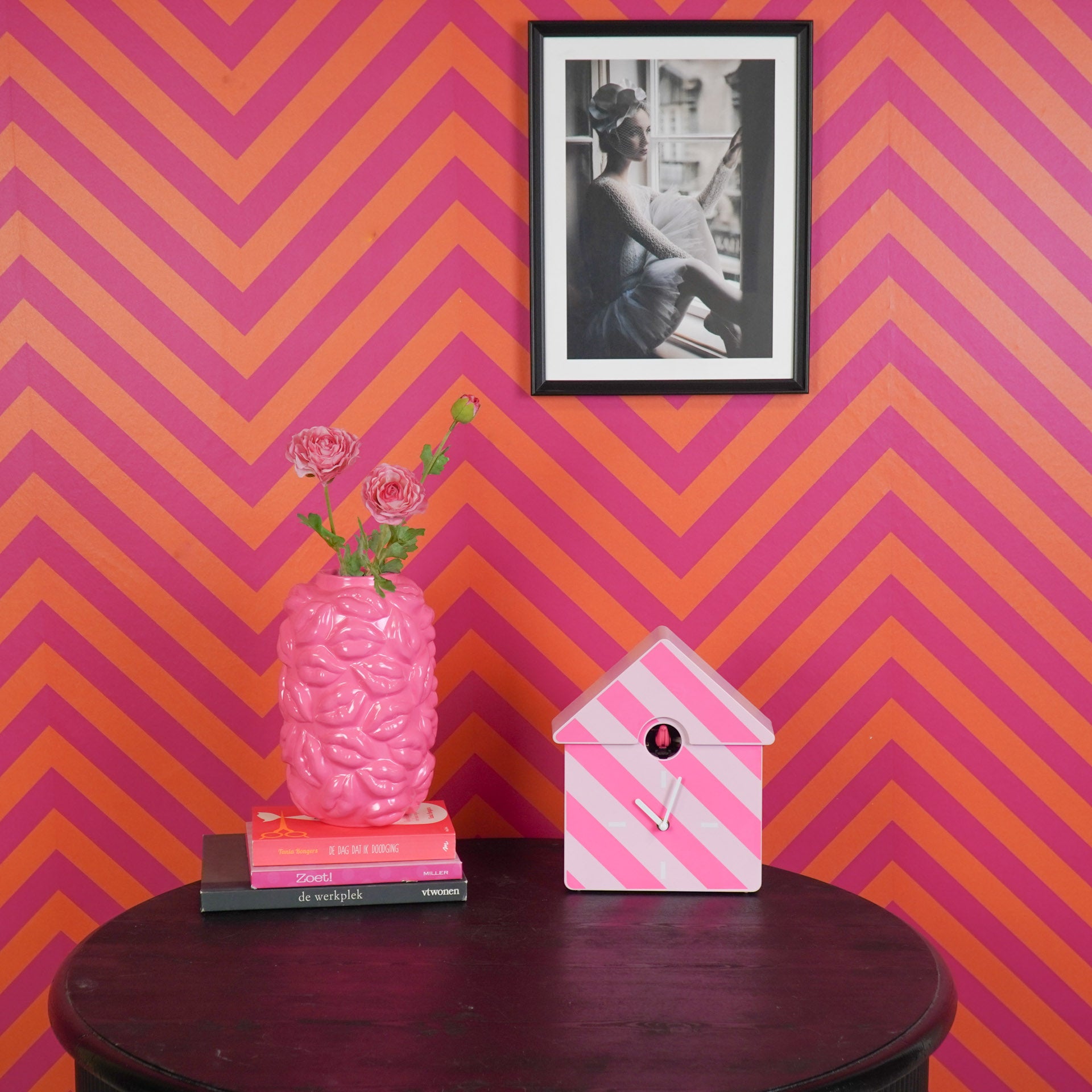Klok- Wandklok Koekoeksklok - Gestreept Patroon- Licht roze / Neon Roze - 24x27x9cm