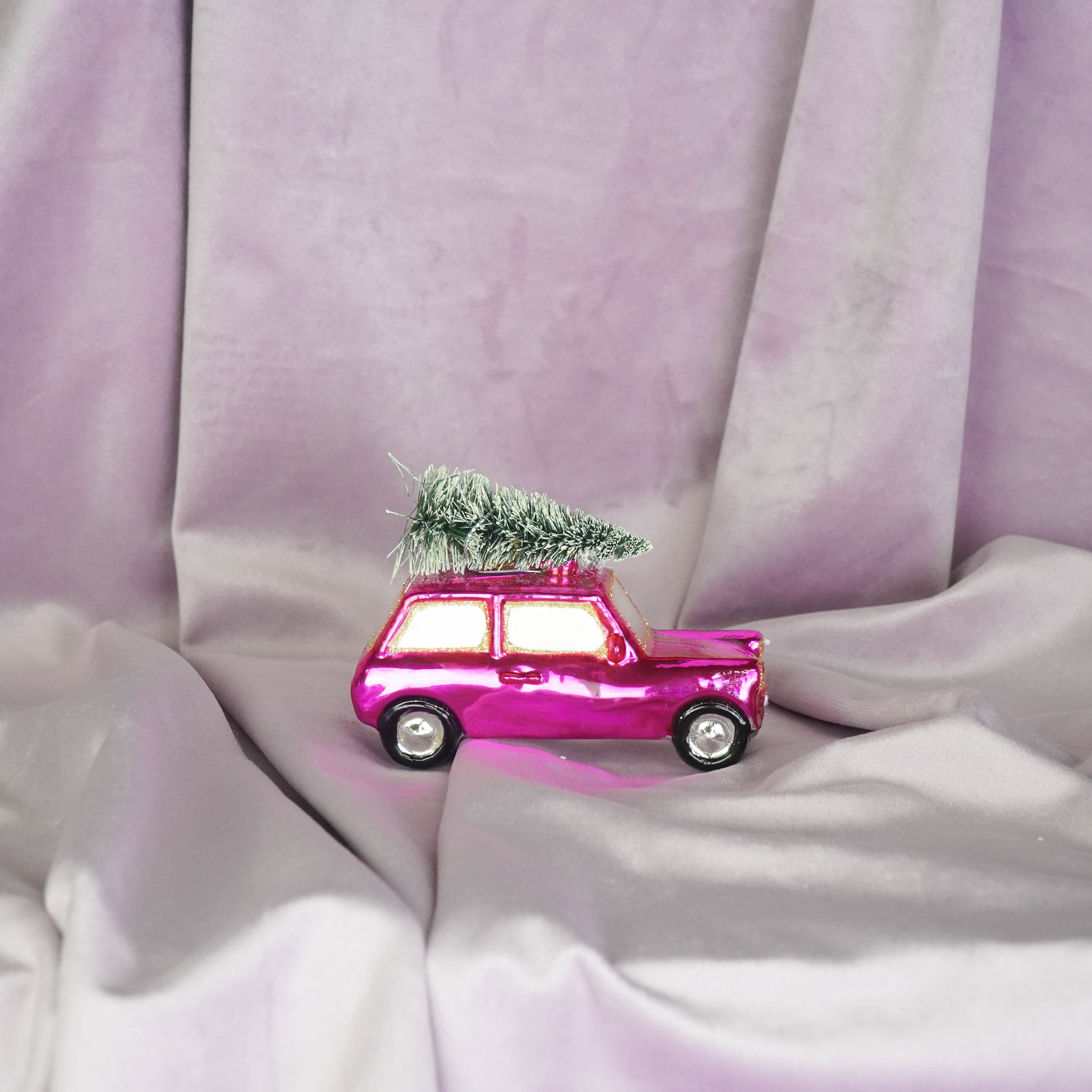 Kerstversiering - Kersthanger - Roze auto met Kerstboom - Glas - 10x5x7cm
