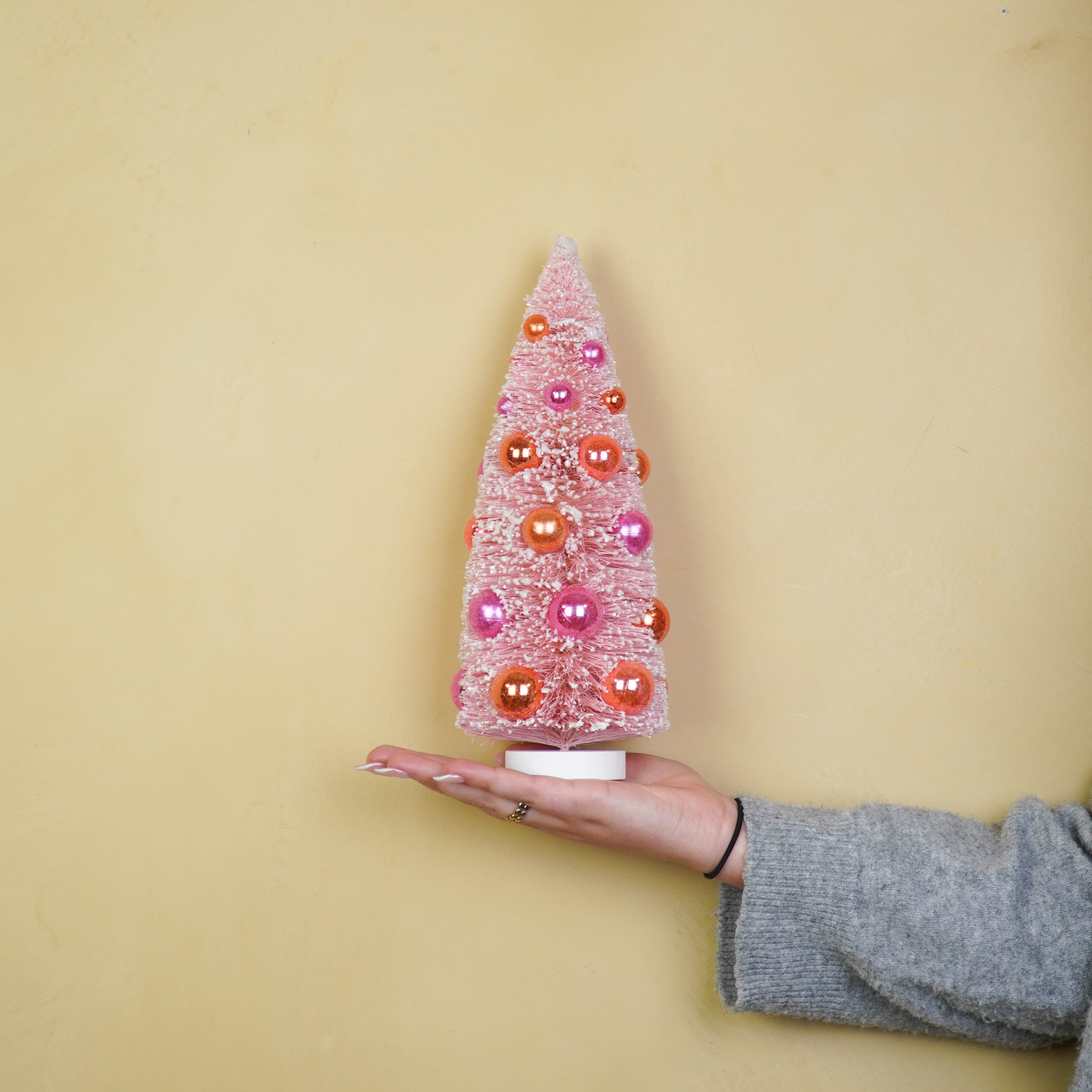 Kerst Decoratie - Kerstboom met gekleurde ballen - Sisal/ Kunststof - Roze - 12x31 cm