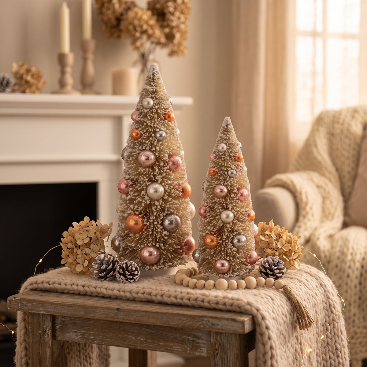 Set van 2 Beige Kunst Kerstboompjes met gekleurde ballen -11x23 cm en 12,5 x 30 cm