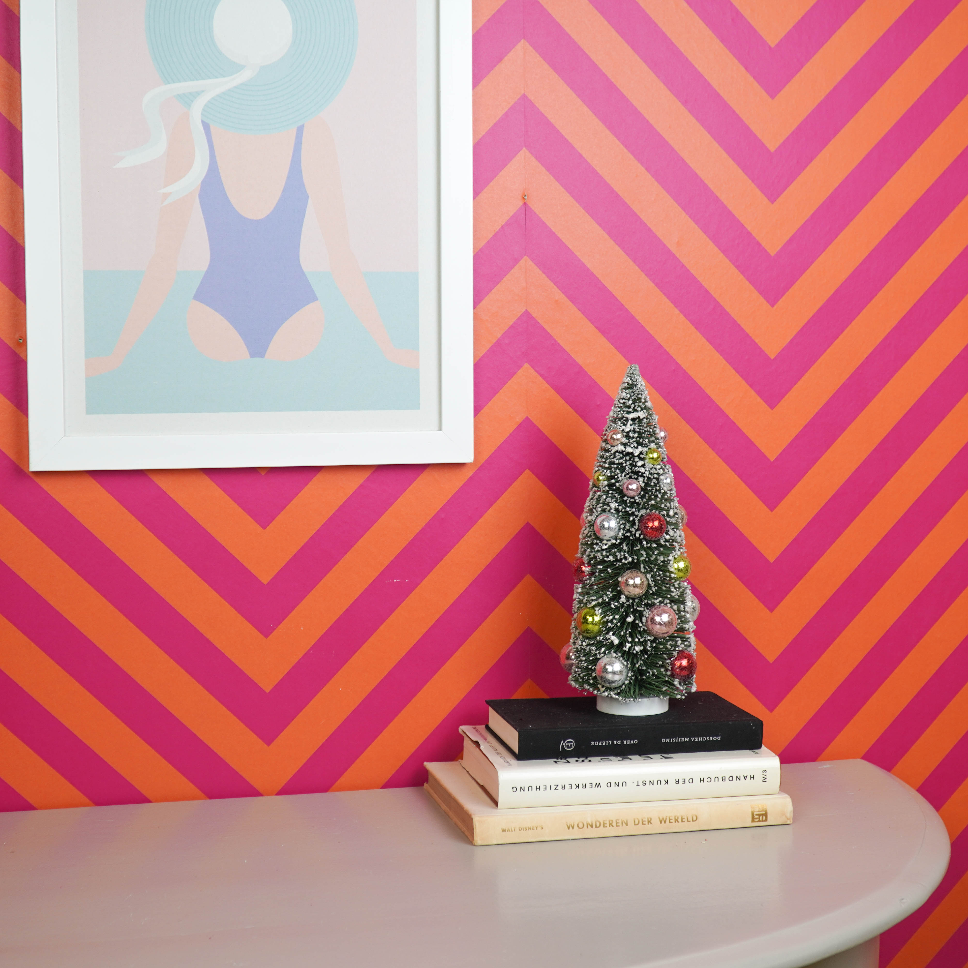 Kerst Decoratie - Kerstboom met gekleurde ballen - Kunststof - Groen/Multicolour - 12x12x31 cm