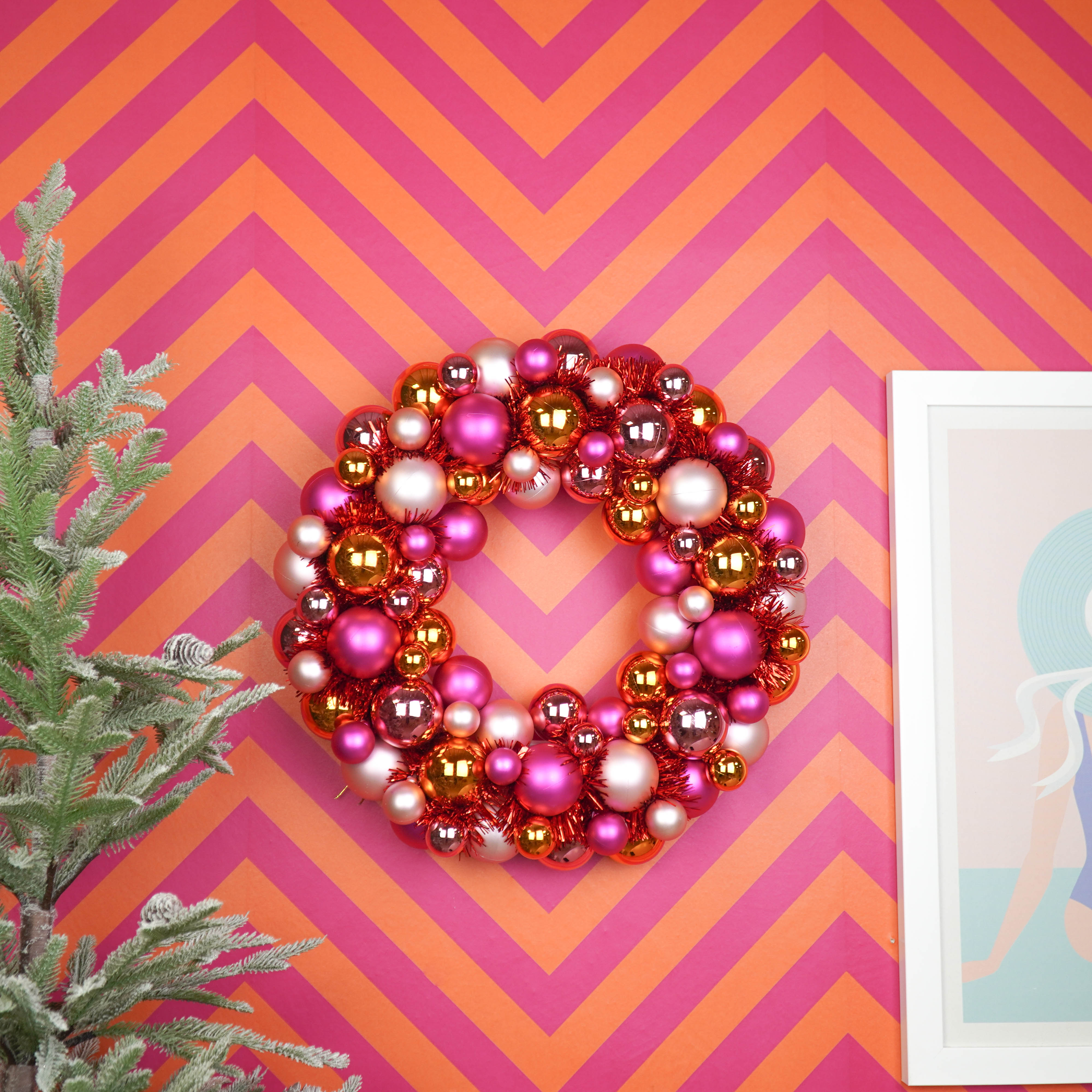 Kerstversiering - Kerst Krans Kerstballen - Kunststof - Roze/Oranje - 34x10 cm