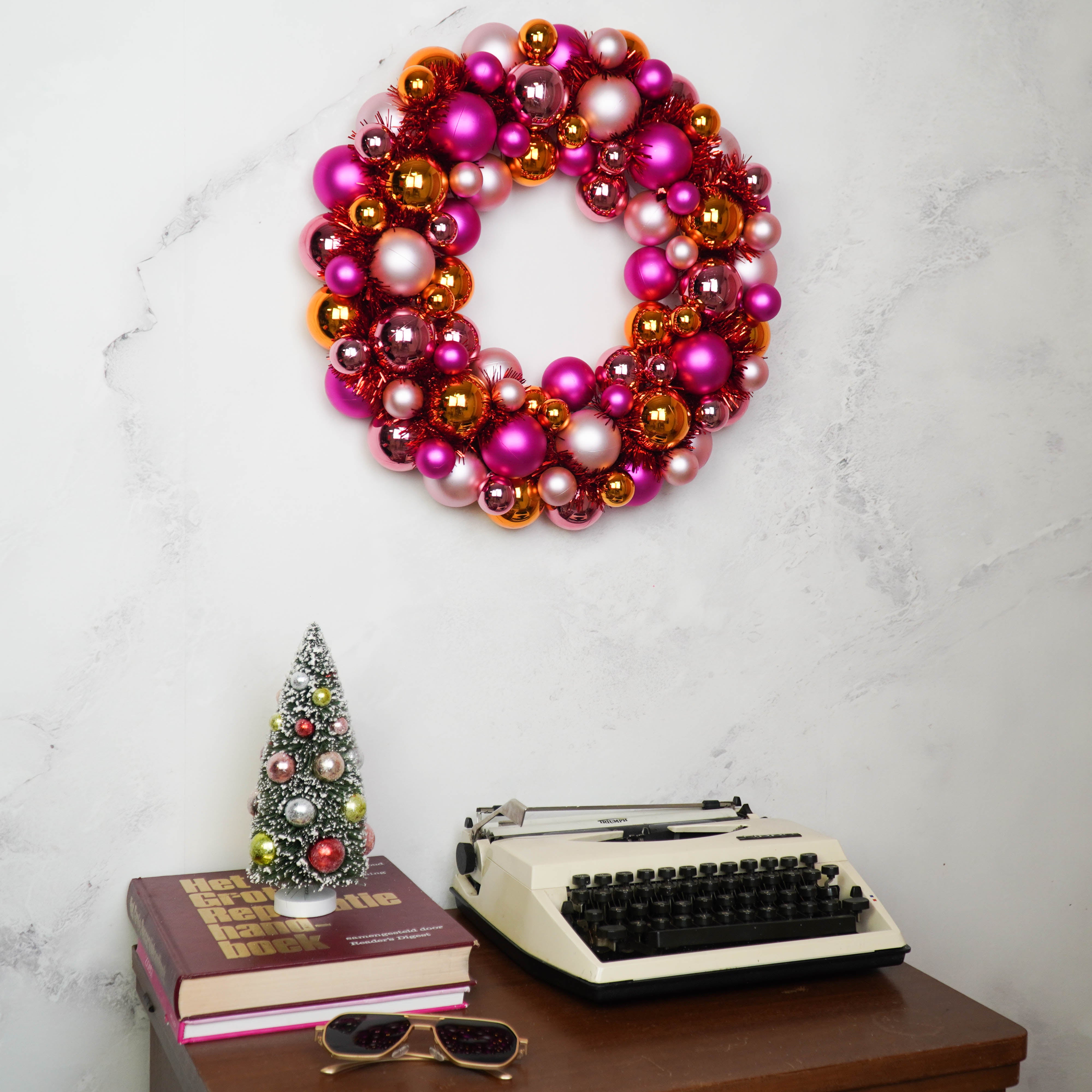 Kerstversiering - Kerst Krans Kerstballen - Kunststof - Roze/Oranje - 34x10 cm