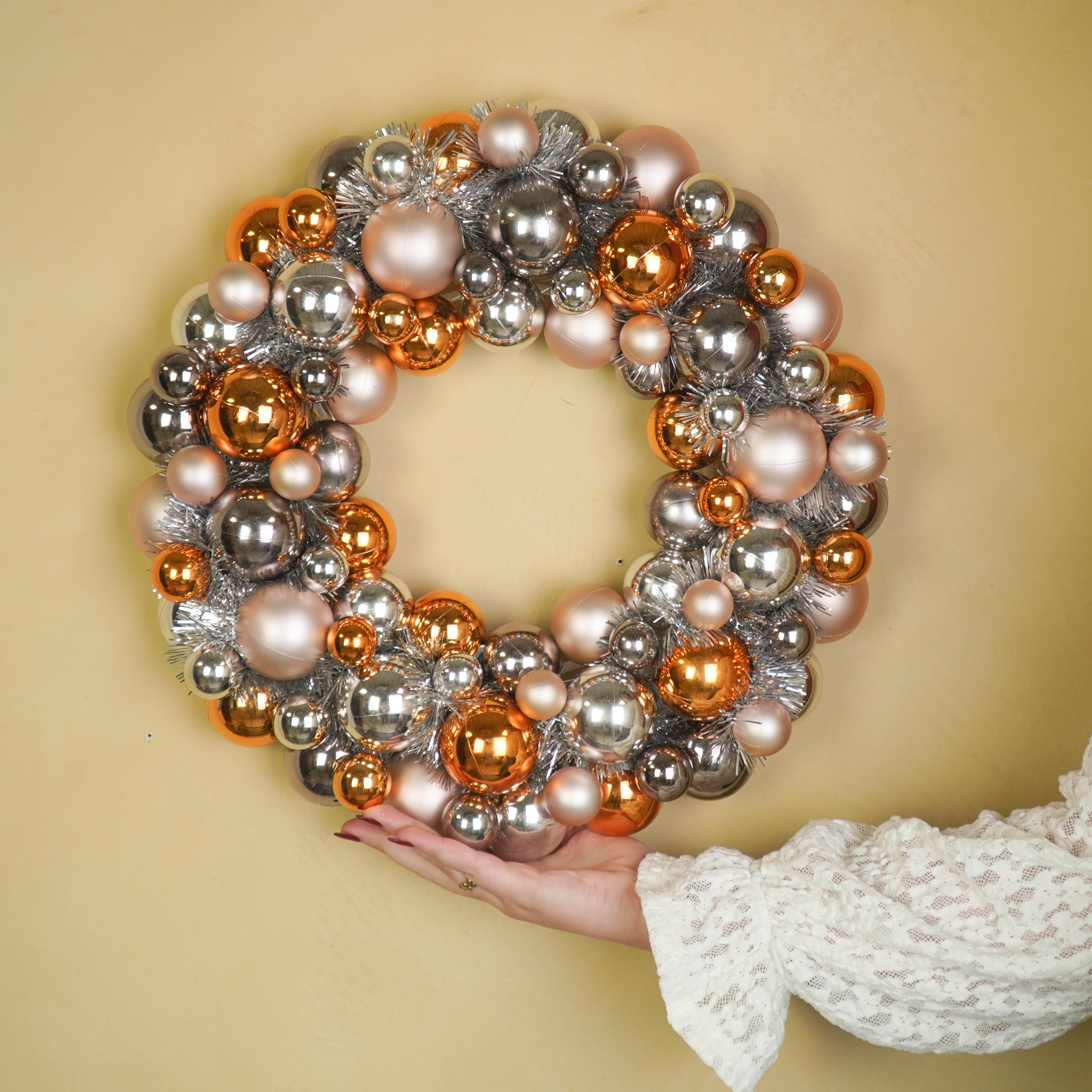 Kerstversiering - Kerst Krans Kerstballen - Kunststof - Taupe - 34x10 cm