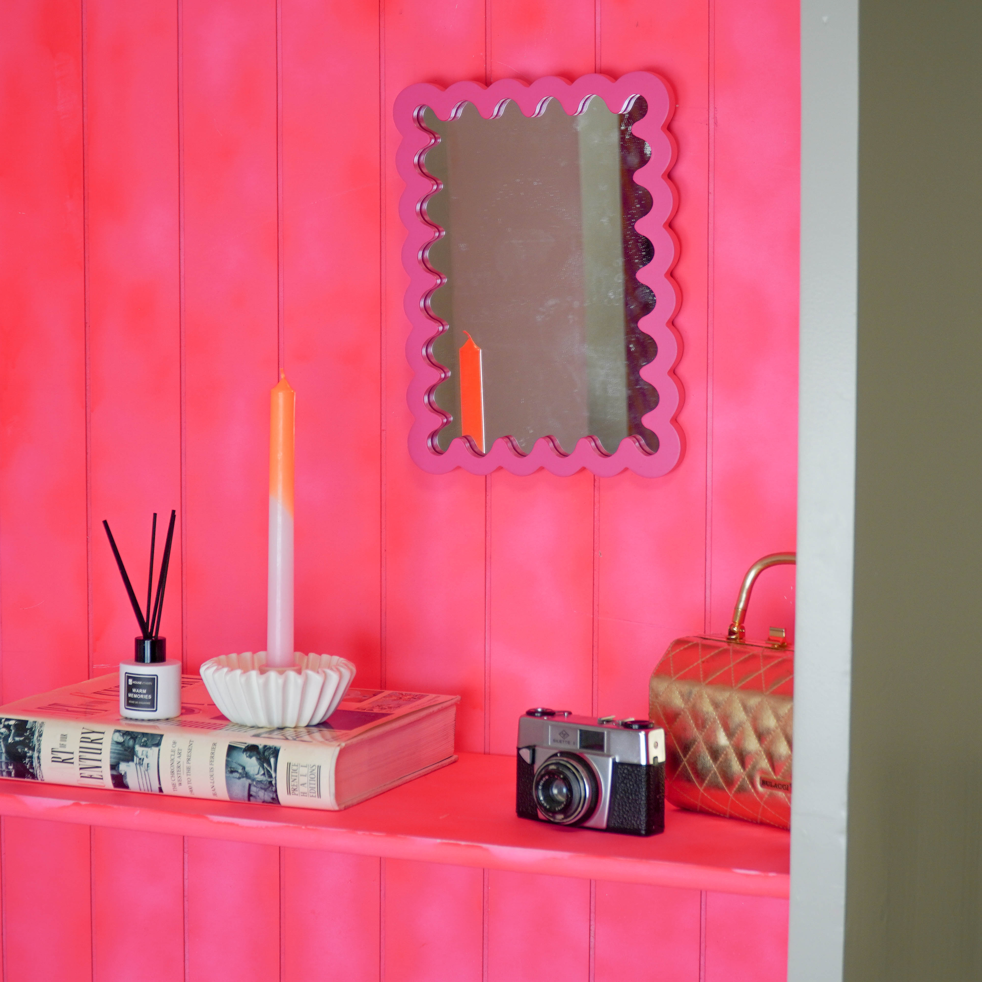 Spiegel - Wand Spiegel met Golvende Rand - MDF - Fluor Roze - 24x33x1.5cm