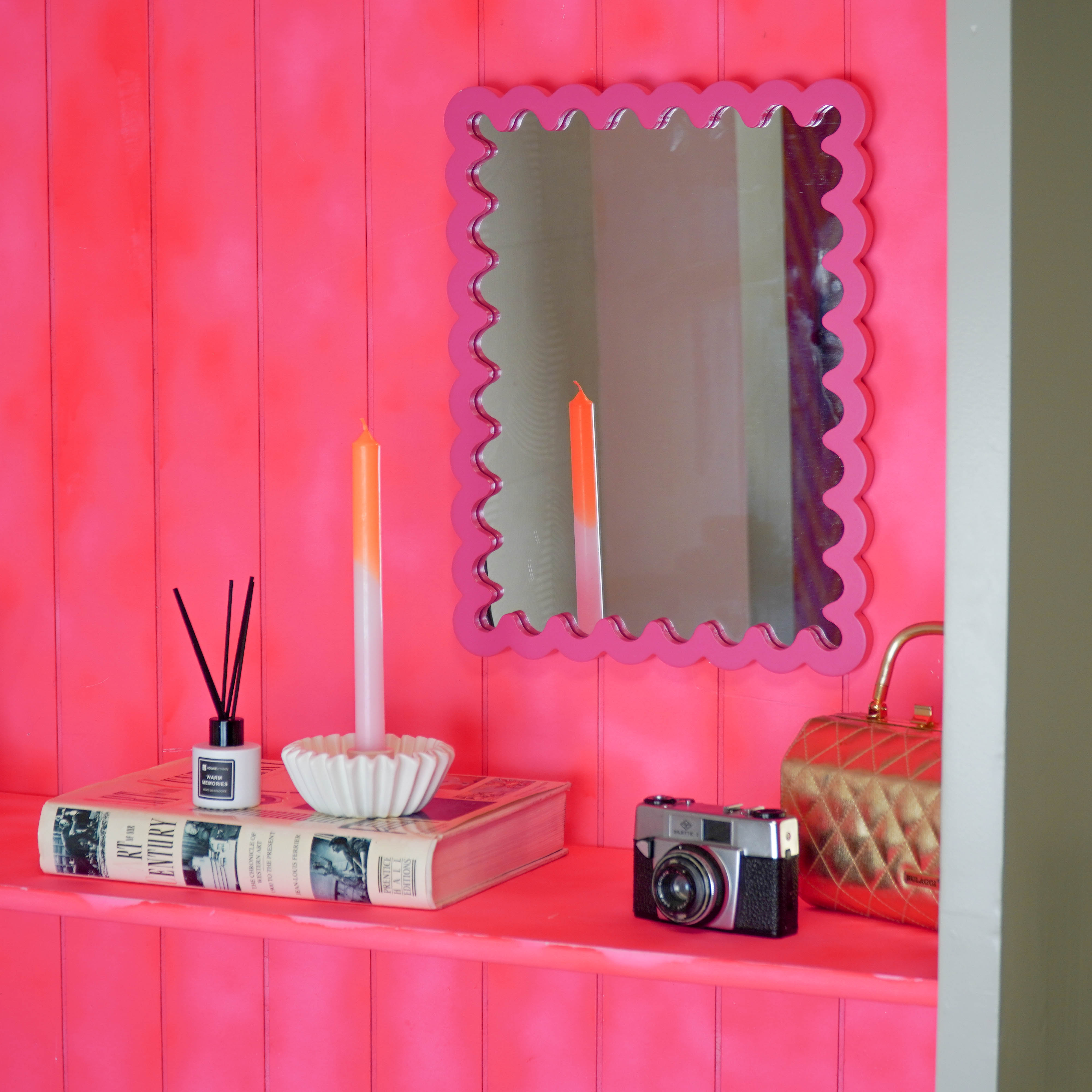 Spiegel - Wand Spiegel met Golvende Rand- MDF - Fluor Roze- 33x43x1.5cm