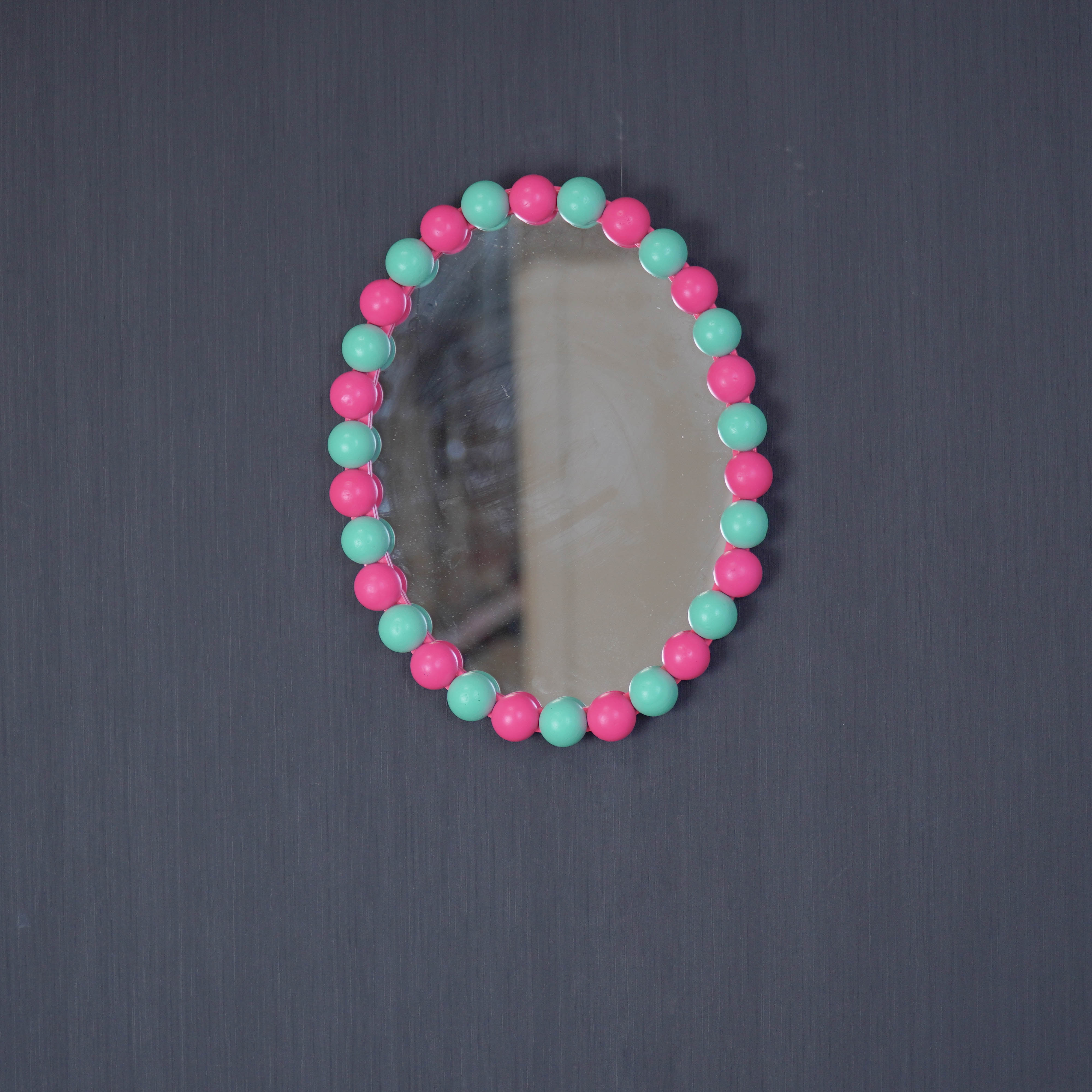 Spiegel - Wand Spiegel met Bolletjesrand - MDF/ Glas - Mint/ Neon Roze - 29x22.5cm