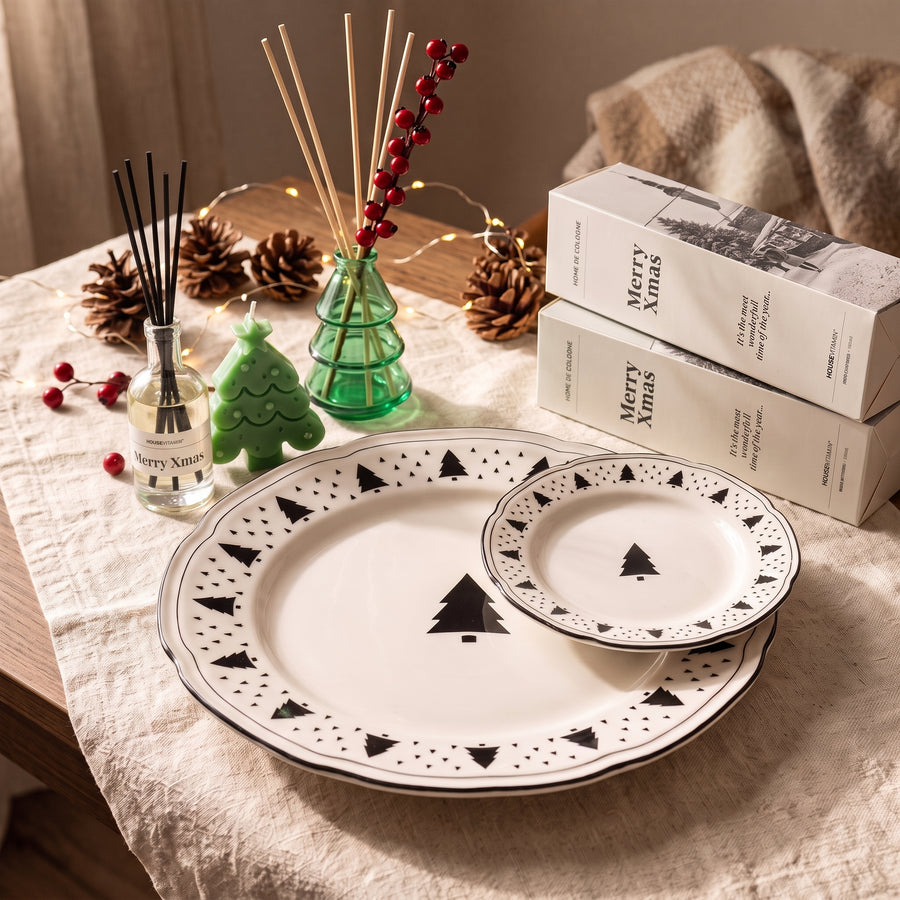 XMAS- Set Kerst Cadeauset – 2 x Geurstokjes, Geurkaars & Kerstbordjes Ø15 en Ø19 cm – Kerst Giftset