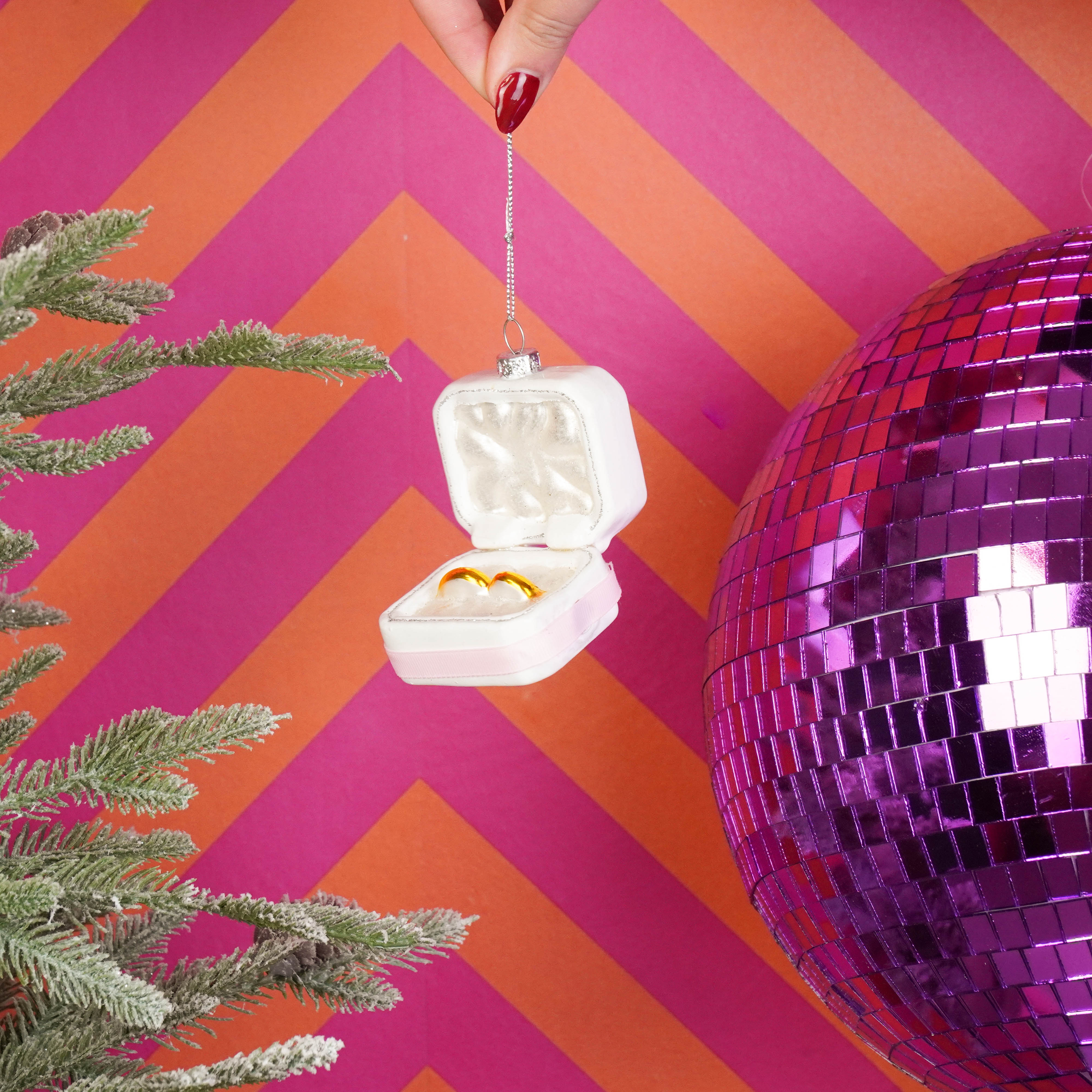Kerstversiering -  Kersthanger - Trouw Ringen in Doosje - Roze/ Wit/ Goud - Glas - 6,5x4,5x11cm