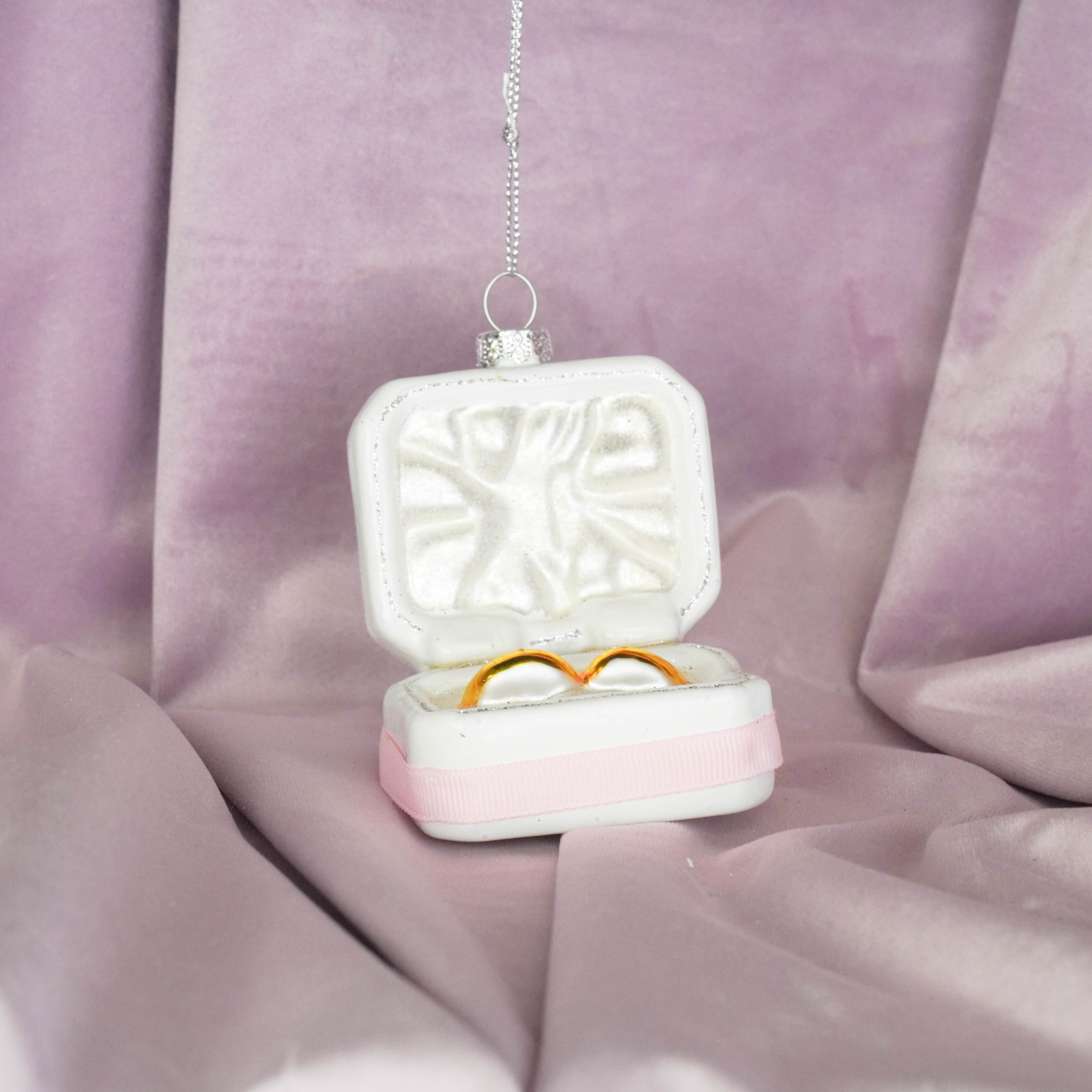 Kerstversiering -  Kersthanger - Trouw Ringen in Doosje - Roze/ Wit/ Goud - Glas - 6,5x4,5x11cm