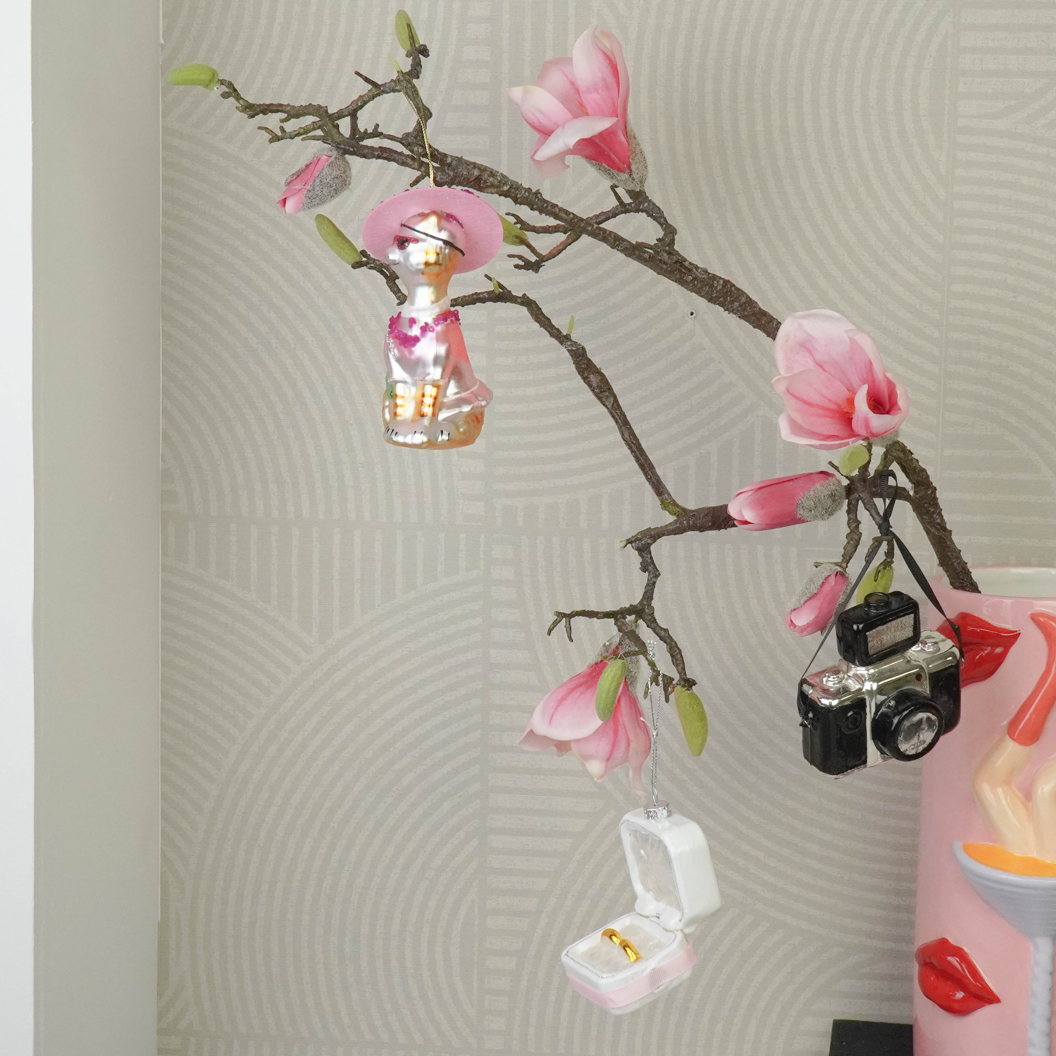 Kerstversiering -  Kersthanger - Trouw Ringen in Doosje - Roze/ Wit/ Goud - Glas - 6,5x4,5x11cm