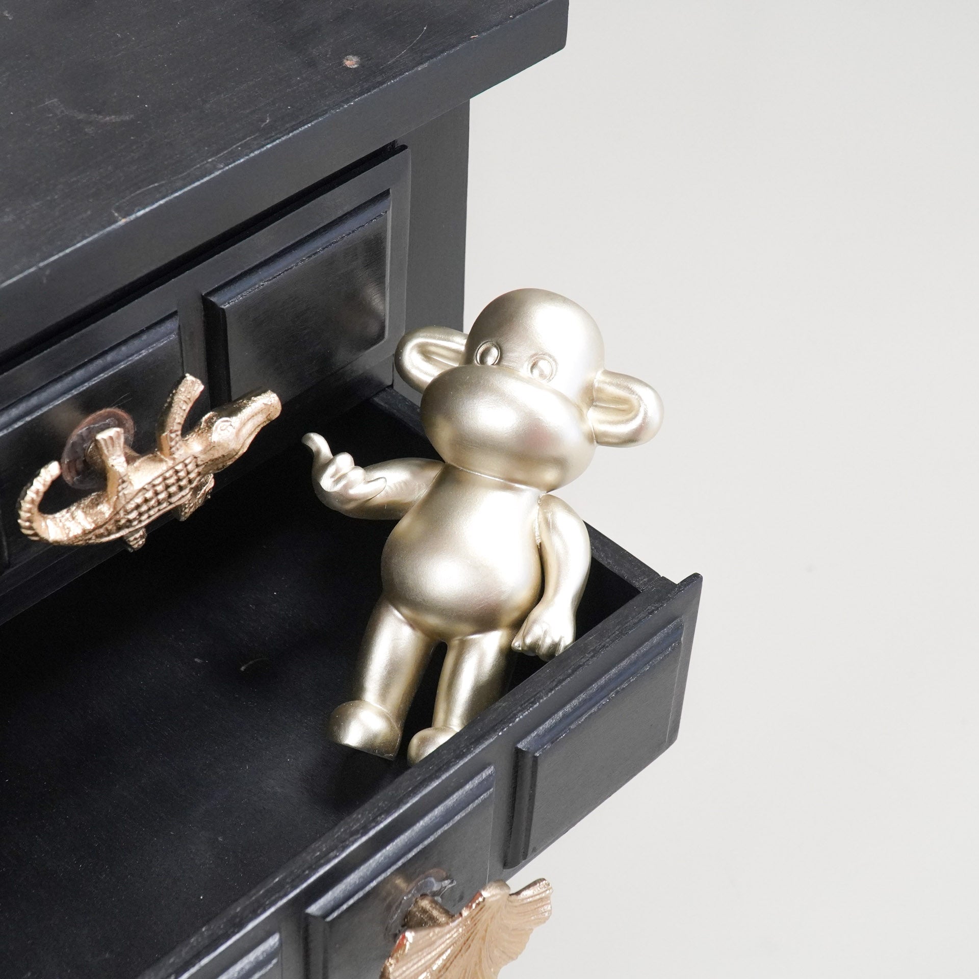Ornament - Hang loose Aap Beeld 'The Legend' - Polyresin - Goud - 11x7x19cm