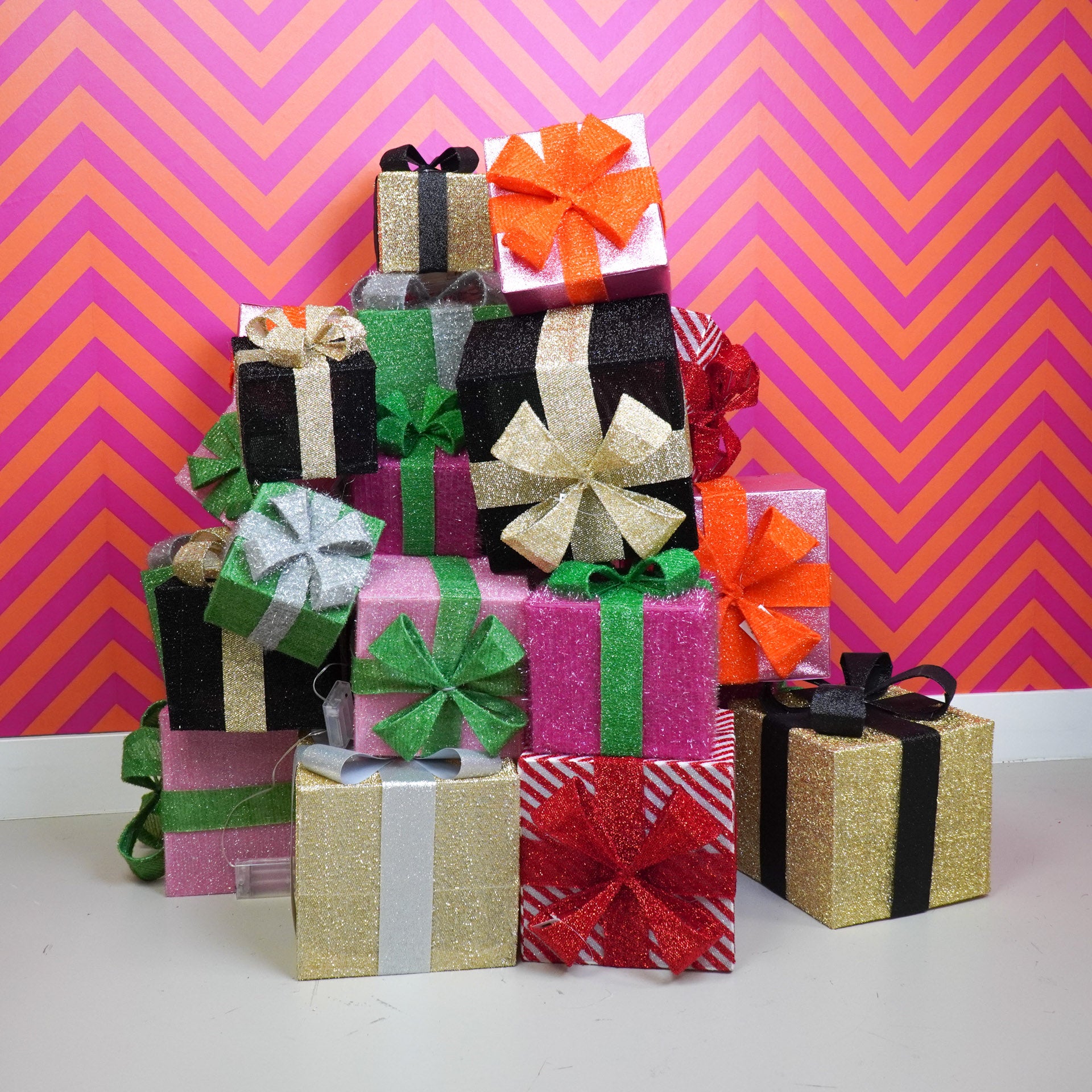 Kerst Led Lamp - Cadeau Set van 3 - Kunststof - Zwart/Goud- 15cm/20cm/25cm