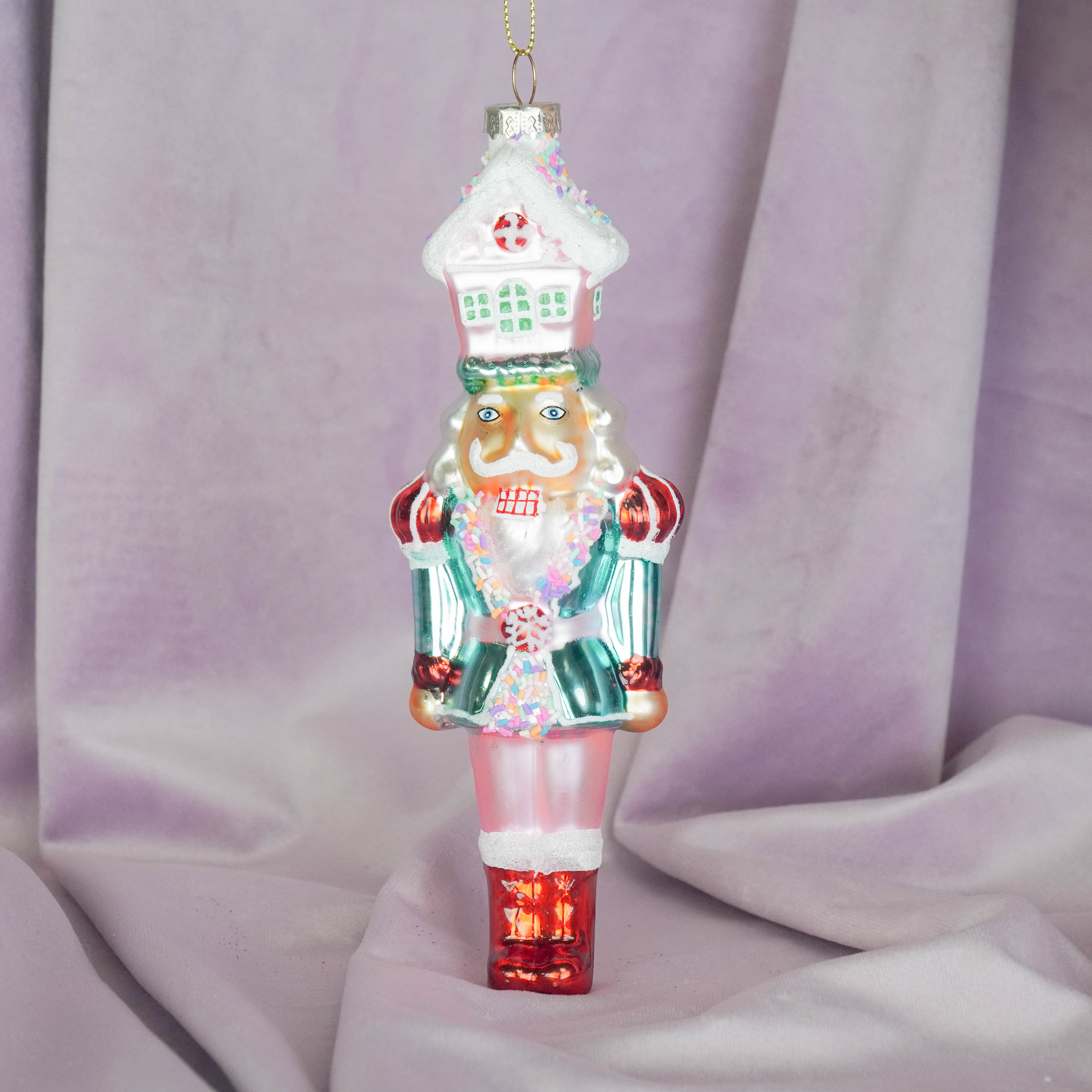 Kerstversiering - Kersthanger - Notenkraker met Snoephuisje -  Wit/ Roze -  Glas - 5,5x4x17,5cm