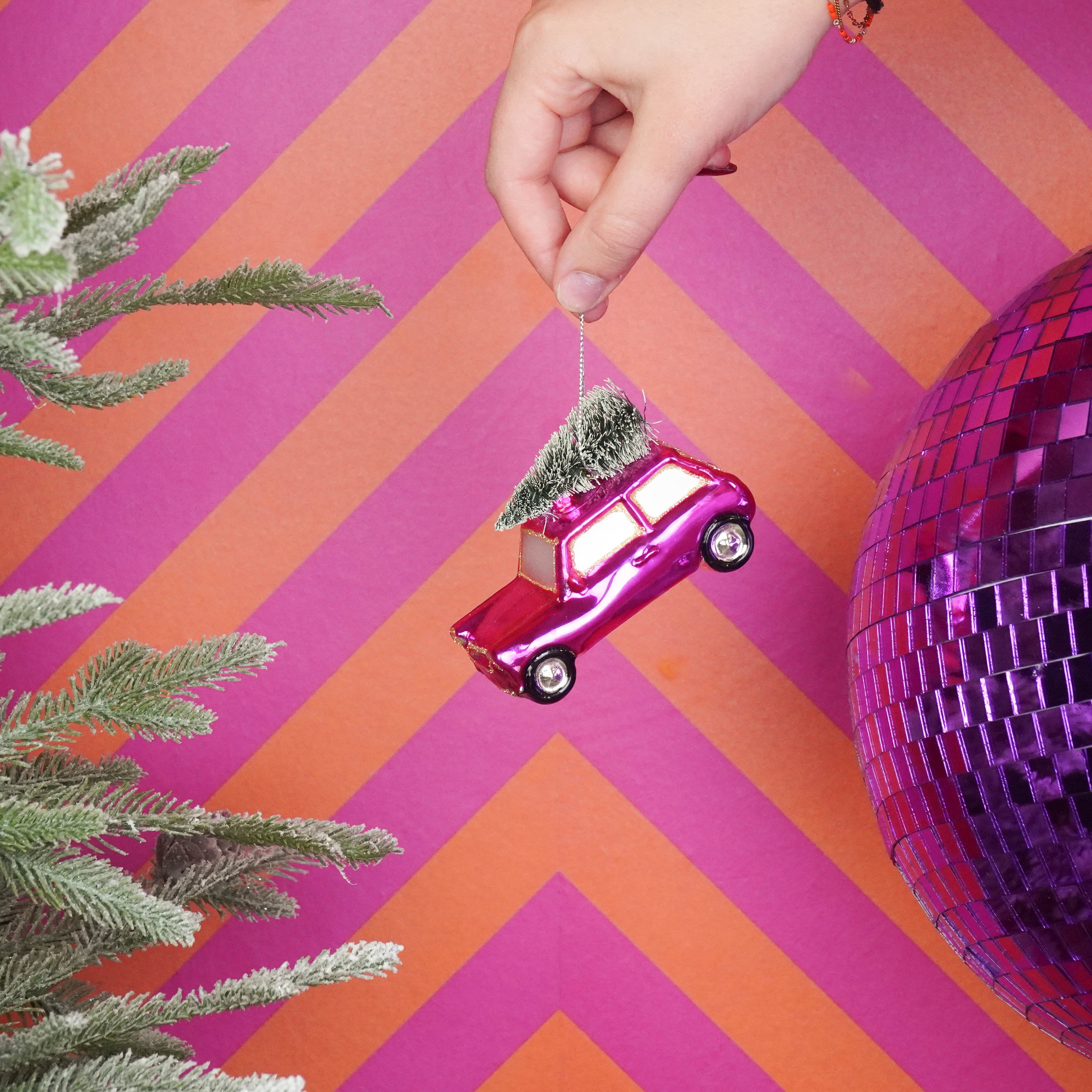 Kerstversiering -  Kersthanger - Roze auto met Kerstboom - Glas - 10x5x7cm
