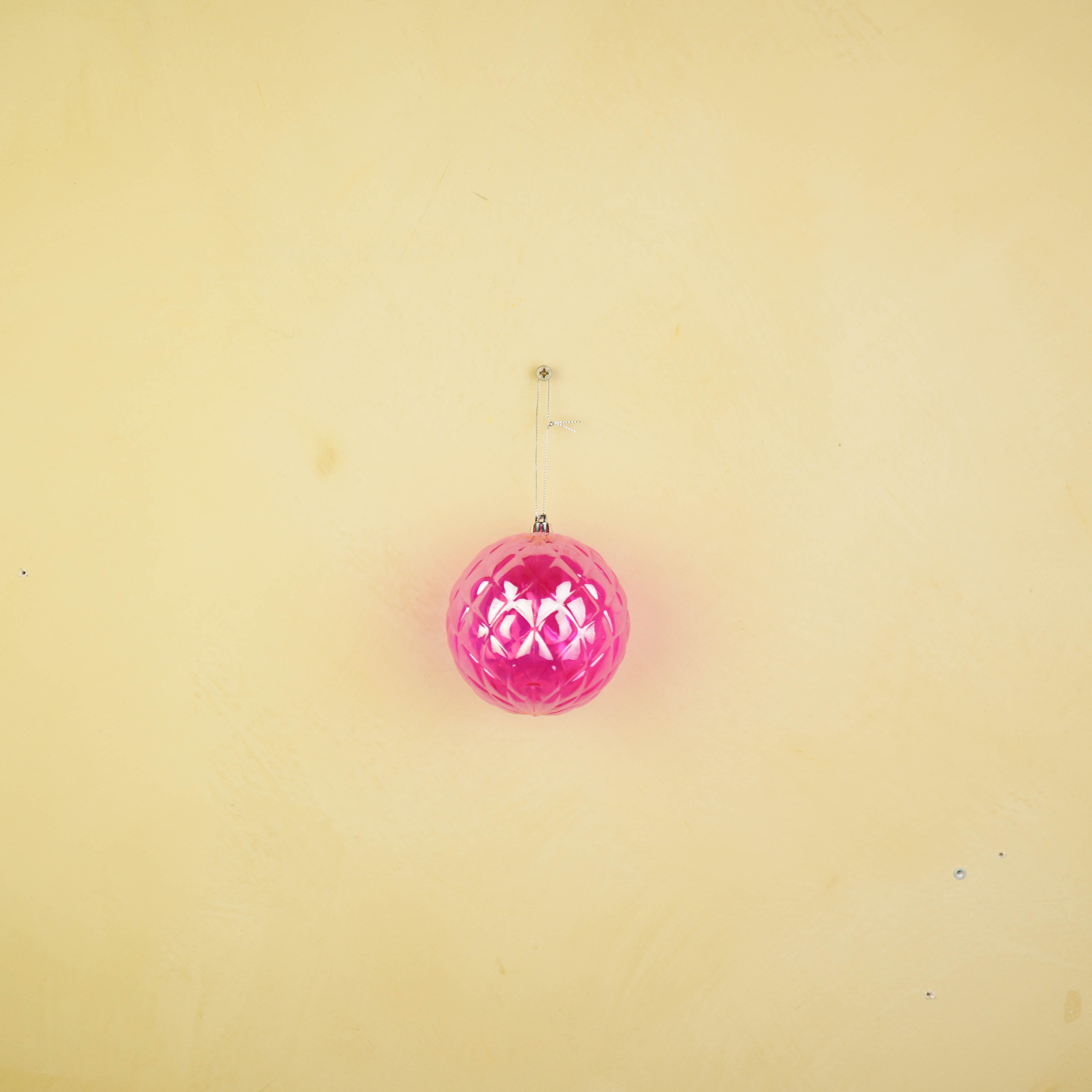 Kersthanger -  Kerstbal - Kunststof - Roze Iridescent- 10x10cm