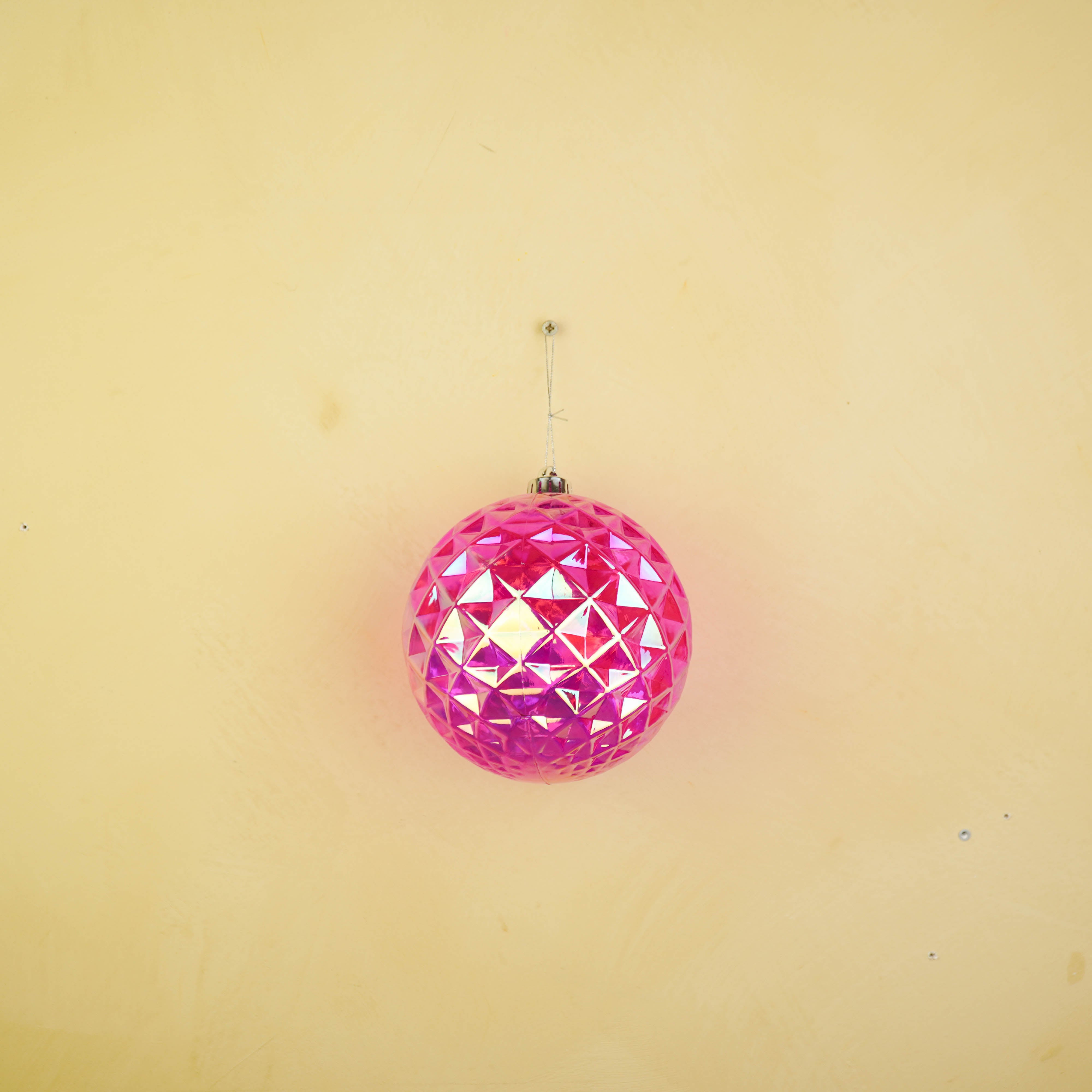 Kersthanger -  Kerstbal - Kunststof - Roze - 15x15 cm