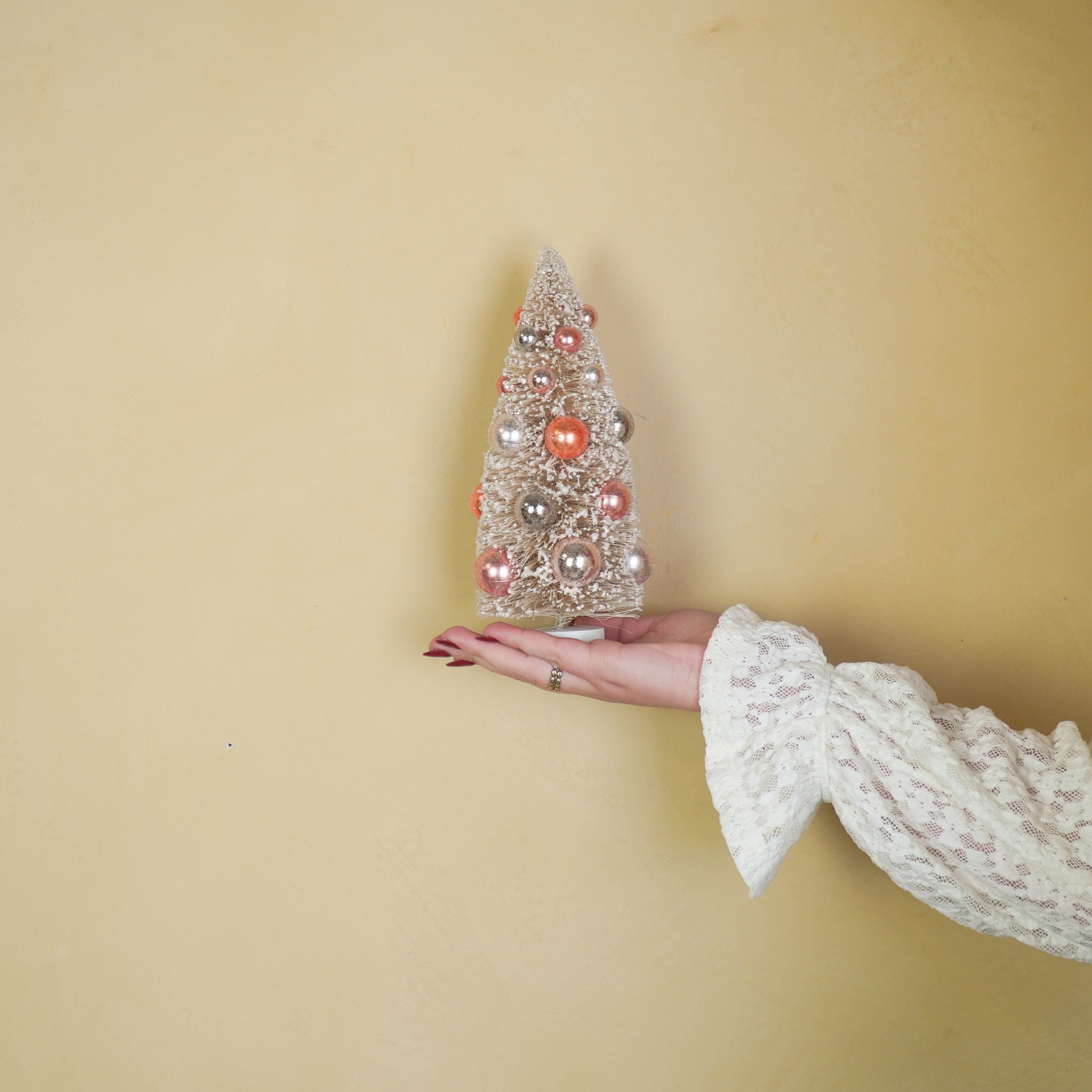 Kerst Decoratie - Kerstboom met gekleurde ballen -  Sisal/ Kunststof - Taupe - 11x23cm