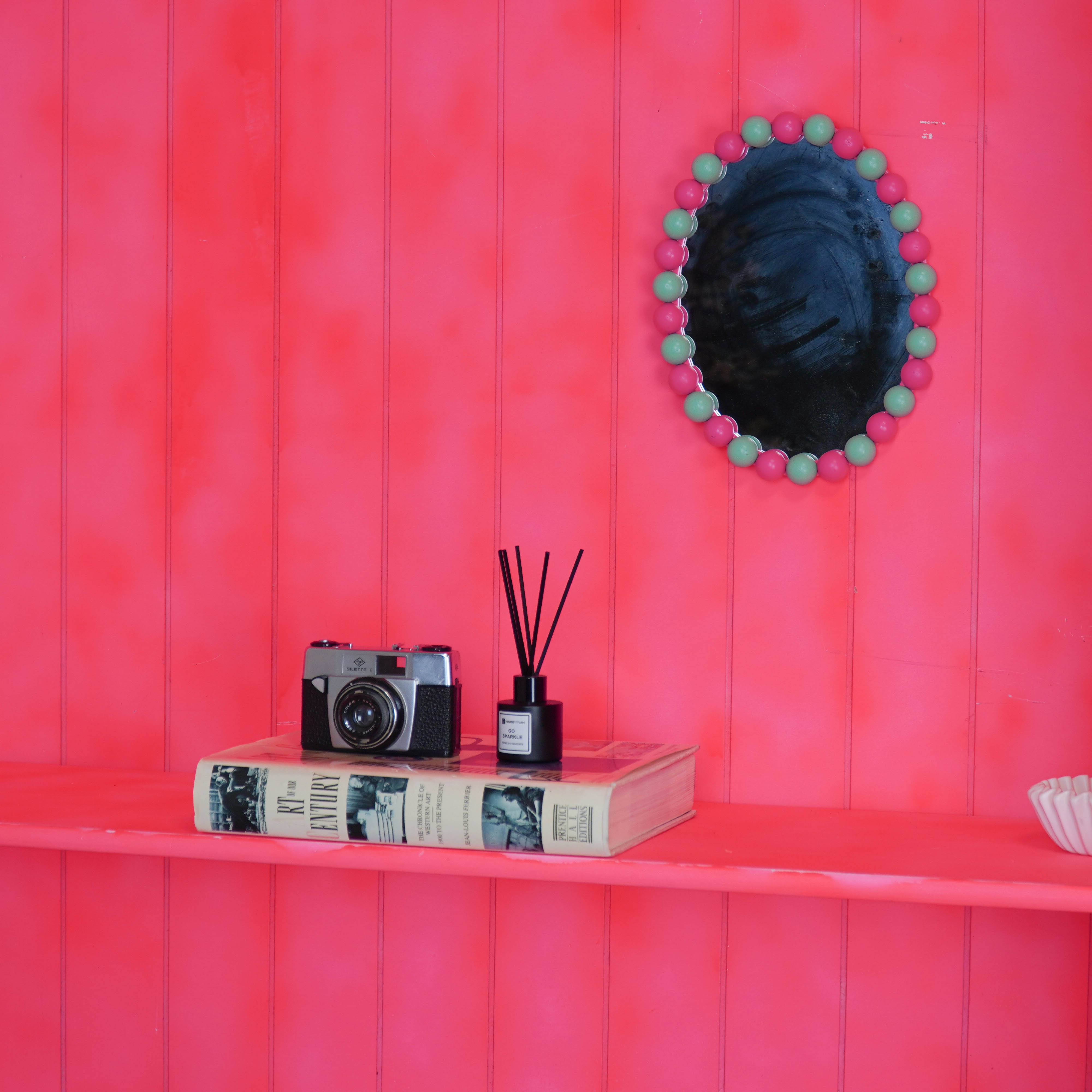 Spiegel - Wand Spiegel met Bolletjesrand - MDF/ Glas - Mint/ Neon Roze - 29x22.5cm